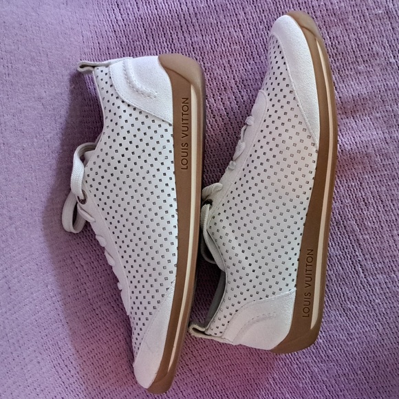 Louis Vuitton women's leather and suede sneakers. - Picture 2 of 9